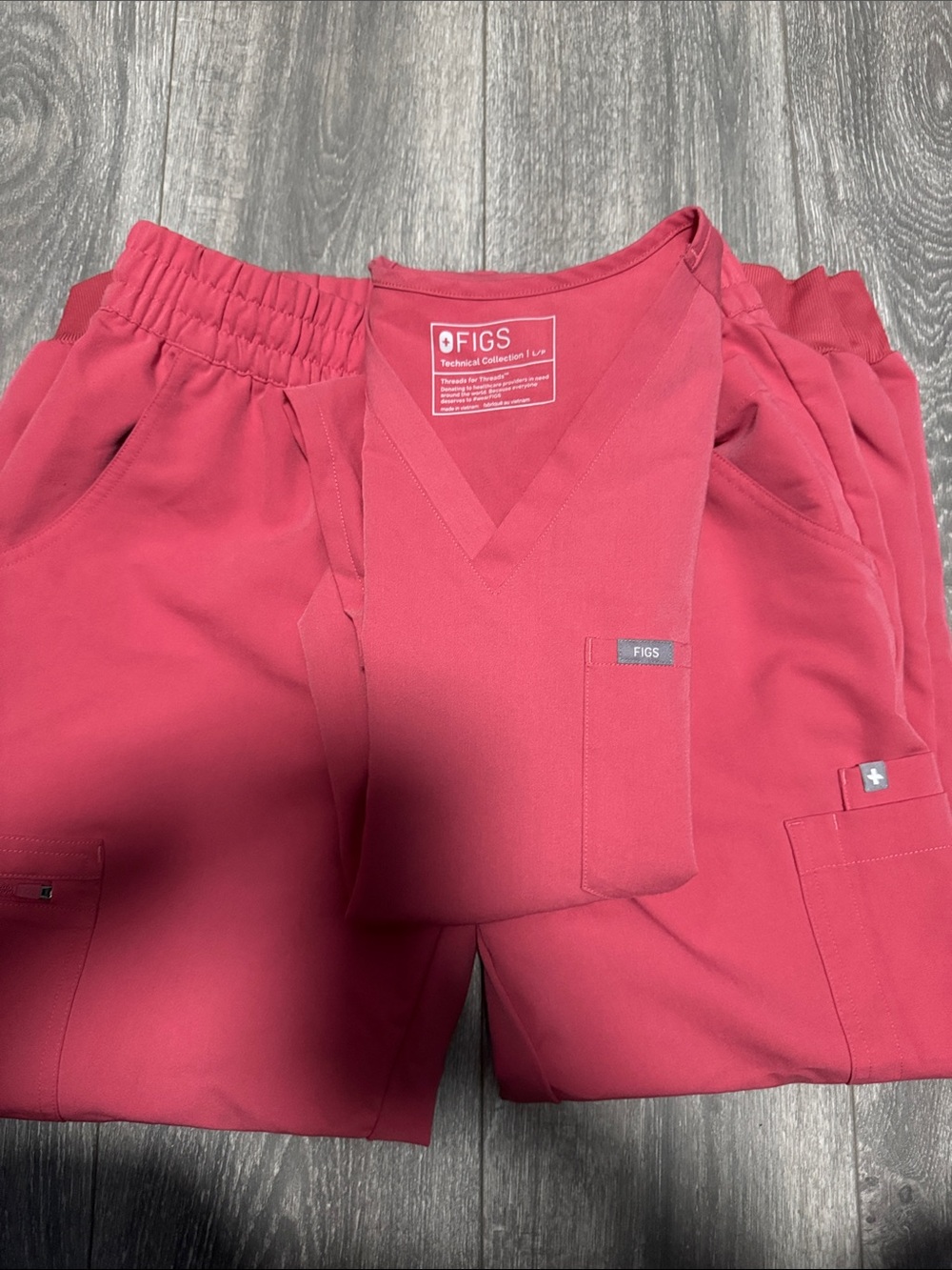 FIGS women Jogger Pants and Top in Berry petite